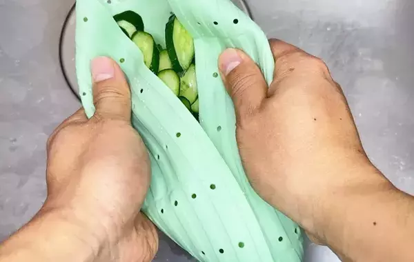 サラダスピナー不要　シリコンザル1つで完結する『野菜の水切り術』に「ストレスが減った」