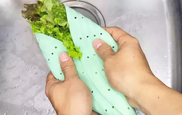 サラダスピナー不要　シリコンザル1つで完結する『野菜の水切り術』に「ストレスが減った」
