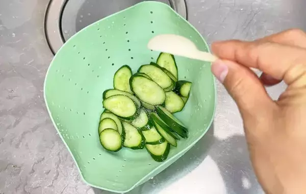 サラダスピナー不要　シリコンザル1つで完結する『野菜の水切り術』に「ストレスが減った」