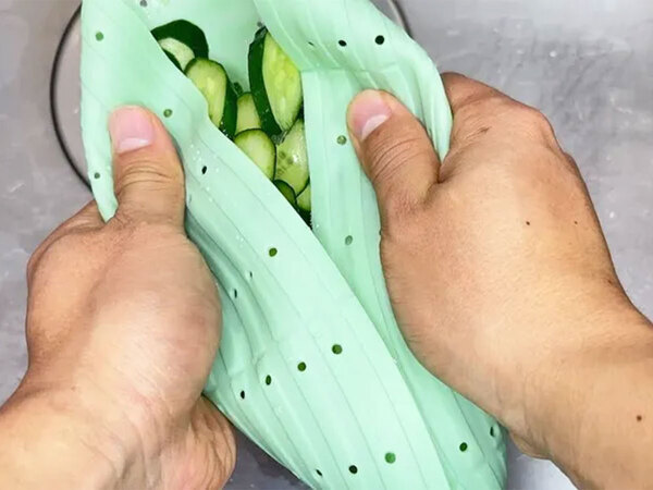 サラダスピナー不要　シリコンザル1つで完結する『野菜の水切り術』に「ストレスが減った」