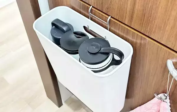 探す手間ゼロに！　無印良品の『薄型収納ケース』で作る吊るす水筒＆小物整理術