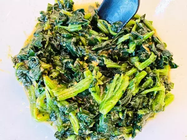 味見のつもりが半分消えた…？　冷凍ほうれん草の『意外な味つけ』に「コクがすごい！」