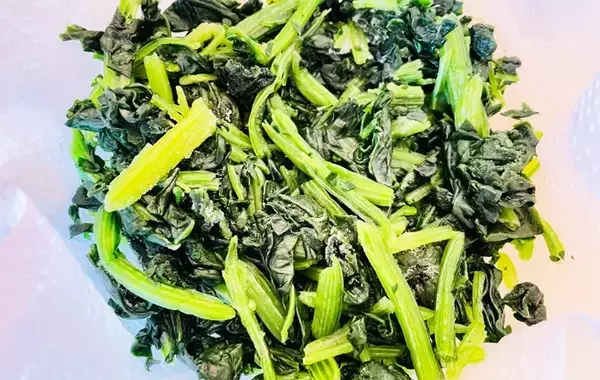 味見のつもりが半分消えた…？　冷凍ほうれん草の『意外な味つけ』に「コクがすごい！」