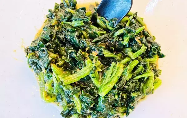 味見のつもりが半分消えた…？　冷凍ほうれん草の『意外な味つけ』に「コクがすごい！」