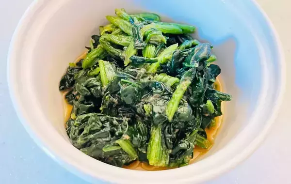 味見のつもりが半分消えた…？　冷凍ほうれん草の『意外な味つけ』に「コクがすごい！」
