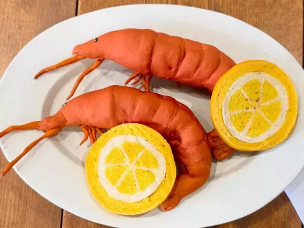 皿にのった『パンのエビ』　殻をむくと…「二度もびっくりさせられた」「すごい」
