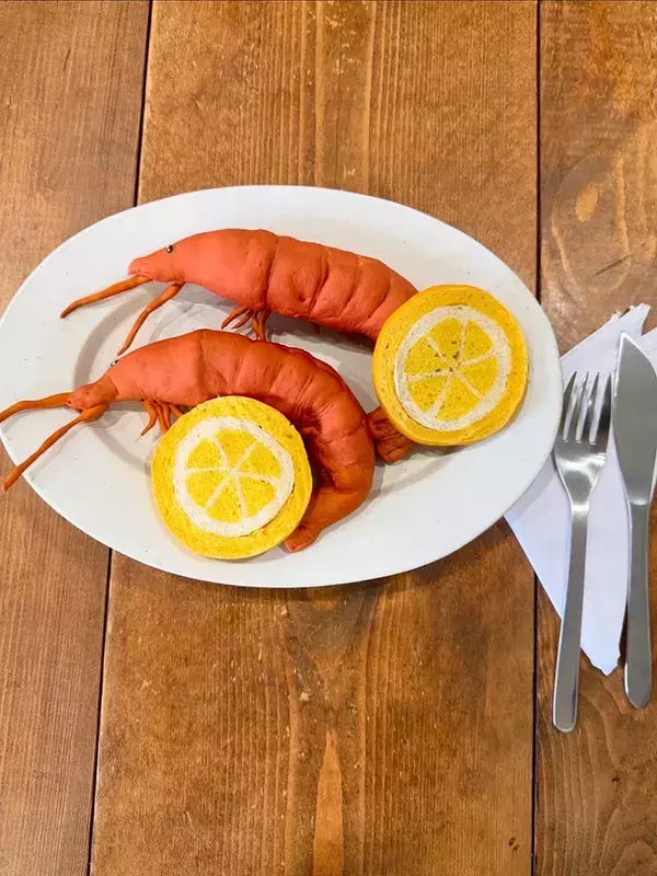 皿にのった『パンのエビ』　殻をむくと…「二度もびっくりさせられた」「すごい」