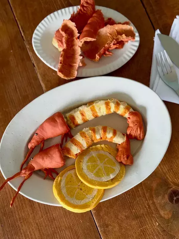 皿にのった『パンのエビ』　殻をむくと…「二度もびっくりさせられた」「すごい」