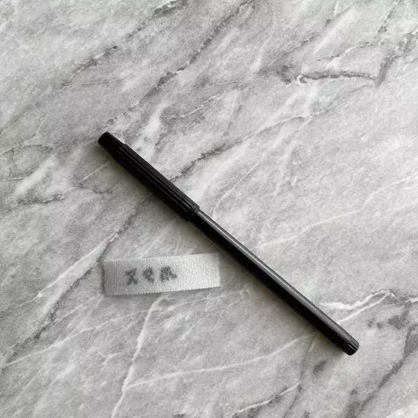 ビニール傘の持ち手に巻きつけると？　無印『結束テープ』の活用法に「すぐ真似します」