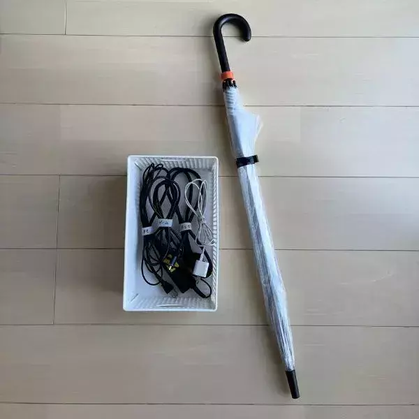 ビニール傘の持ち手に巻きつけると？　無印『結束テープ』の活用法に「すぐ真似します」