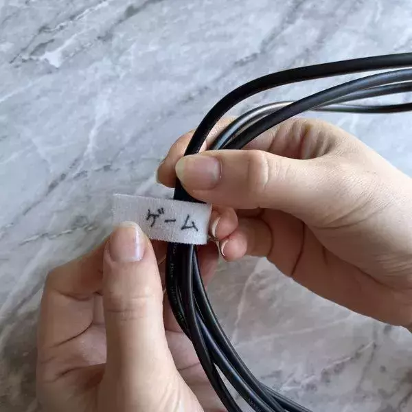 ビニール傘の持ち手に巻きつけると？　無印『結束テープ』の活用法に「すぐ真似します」