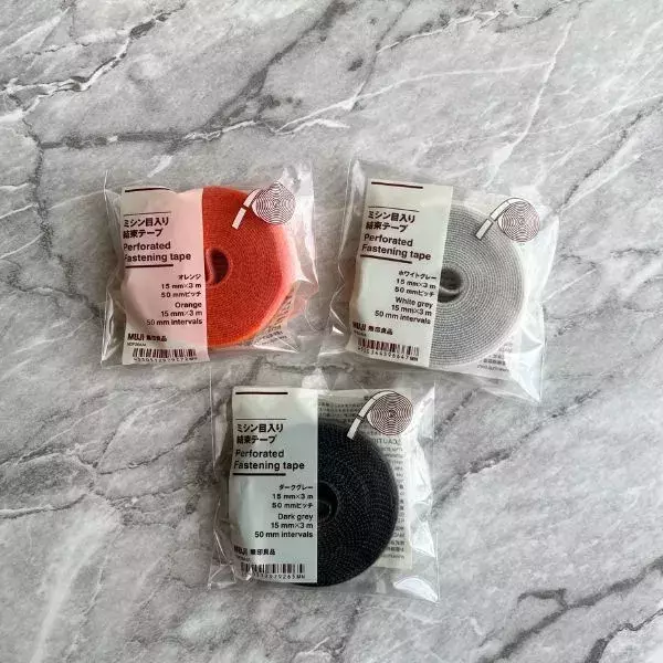 ビニール傘の持ち手に巻きつけると？　無印『結束テープ』の活用法に「すぐ真似します」