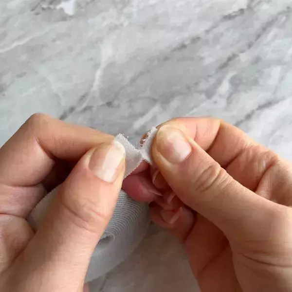 ビニール傘の持ち手に巻きつけると？　無印『結束テープ』の活用法に「すぐ真似します」