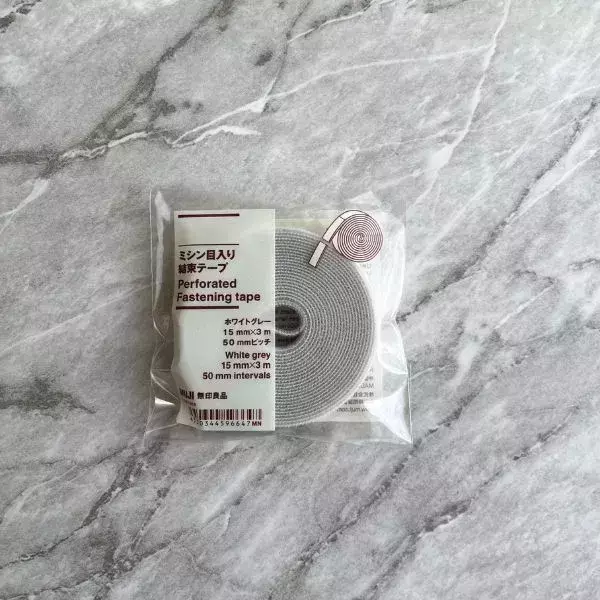 ビニール傘の持ち手に巻きつけると？　無印『結束テープ』の活用法に「すぐ真似します」