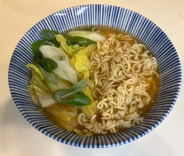 インスタントラーメンにお湯を注いで…　耐熱ポリ袋の活用術に「最高すぎる」「めっちゃ楽」