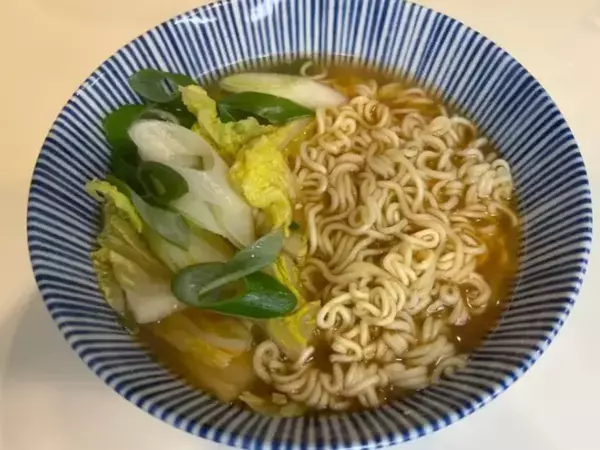 インスタントラーメンにお湯を注いで…　耐熱ポリ袋の活用術に「最高すぎる」「めっちゃ楽」
