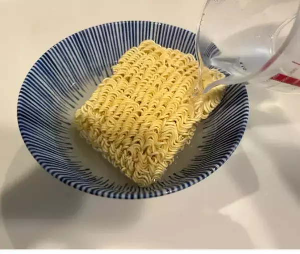 インスタントラーメンにお湯を注いで…　耐熱ポリ袋の活用術に「最高すぎる」「めっちゃ楽」
