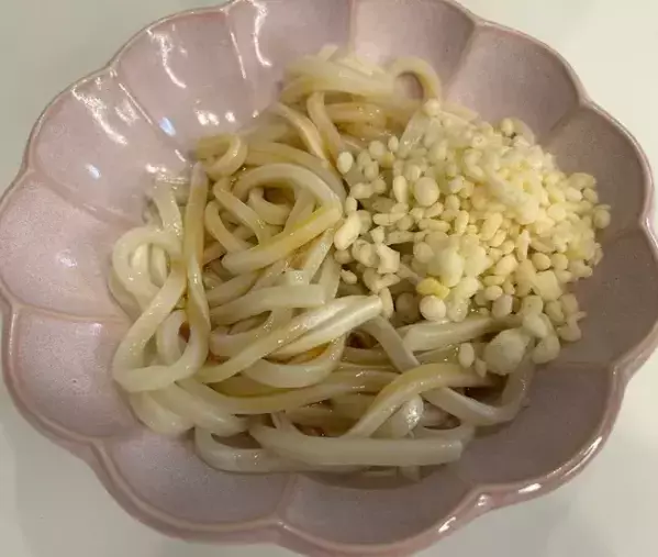 インスタントラーメンにお湯を注いで…　耐熱ポリ袋の活用術に「最高すぎる」「めっちゃ楽」