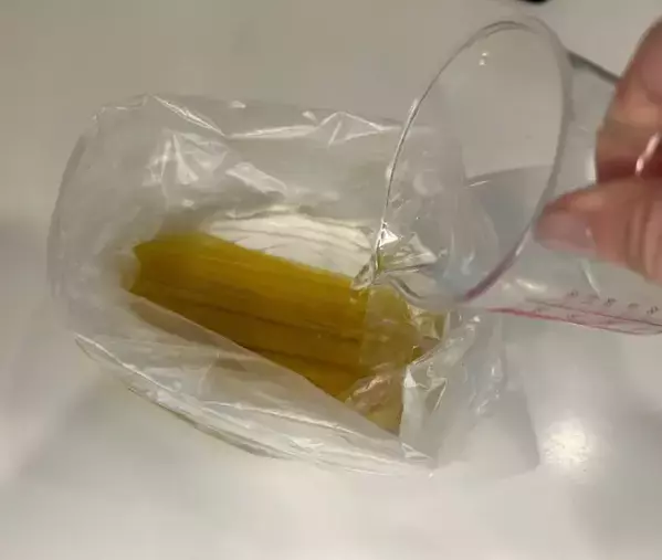 インスタントラーメンにお湯を注いで…　耐熱ポリ袋の活用術に「最高すぎる」「めっちゃ楽」