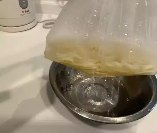 インスタントラーメンにお湯を注いで…　耐熱ポリ袋の活用術に「最高すぎる」「めっちゃ楽」