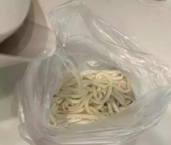 インスタントラーメンにお湯を注いで…　耐熱ポリ袋の活用術に「最高すぎる」「めっちゃ楽」