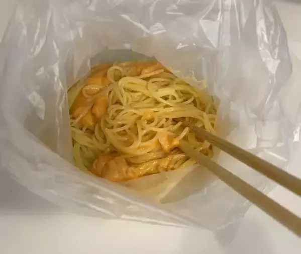 インスタントラーメンにお湯を注いで…　耐熱ポリ袋の活用術に「最高すぎる」「めっちゃ楽」