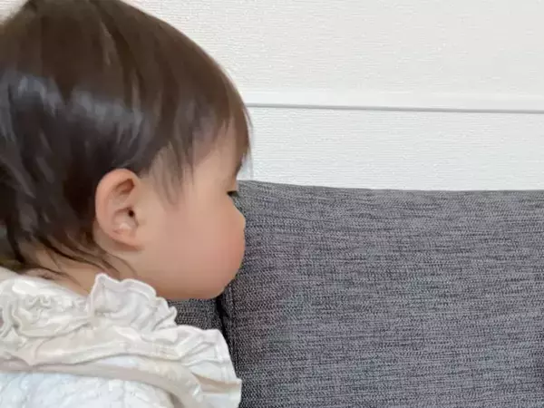 1歳娘が見つめ合っていた相手とは　『会話してたっぽい光景』に「かわいすぎて涙が出てきた」「尊い」