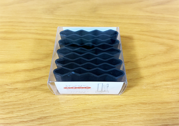 見かけたら手に取って！　キッチンが激変する便利アイテムに「すっきり片づいた！」【100均】