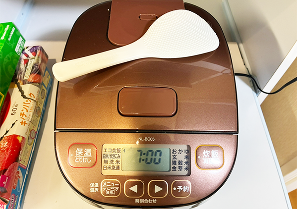 見かけたら手に取って！　キッチンが激変する便利アイテムに「すっきり片づいた！」【100均】