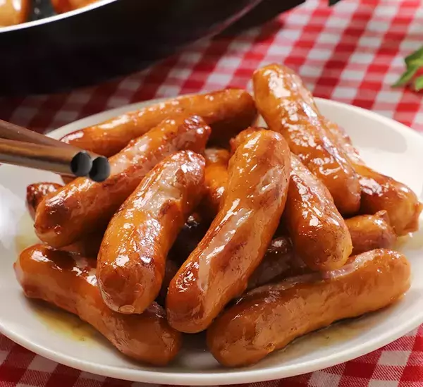 フライパンで焼く『ウインナー』に「まさか」「口に入れちゃう」 正体は？