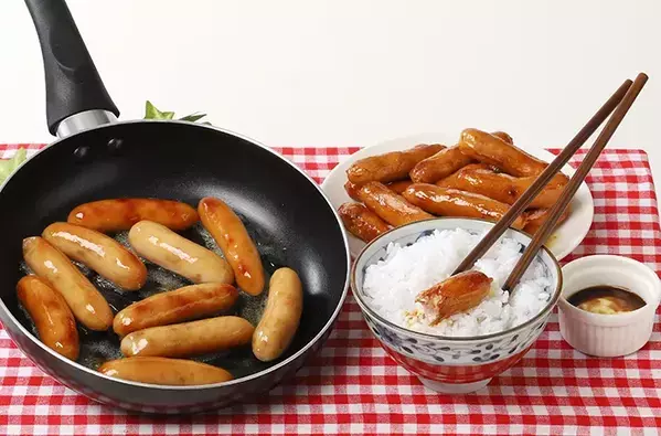 フライパンで焼く『ウインナー』に「まさか」「口に入れちゃう」 正体は？