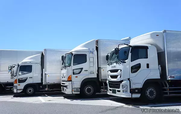 【高速道路】混雑で車が停められない！　サービスエリアで大型車用スペースに停めるのはあり？