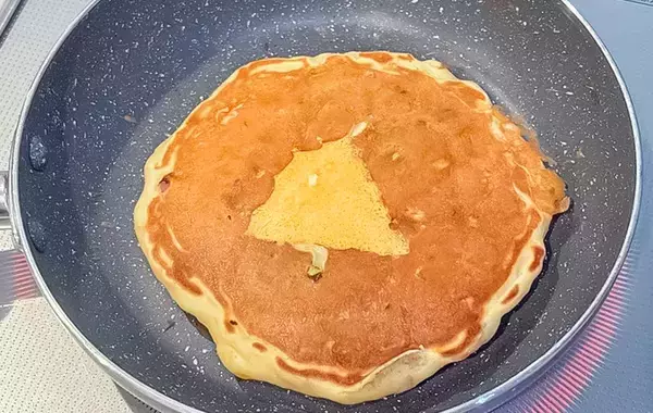 食べた子供が「いつもと違う」と喜んだ！　パンケーキの真ん中に入れたのは？