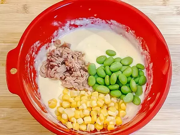 食べた子供が「いつもと違う」と喜んだ！　パンケーキの真ん中に入れたのは？