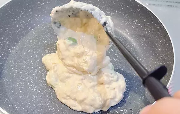 食べた子供が「いつもと違う」と喜んだ！　パンケーキの真ん中に入れたのは？