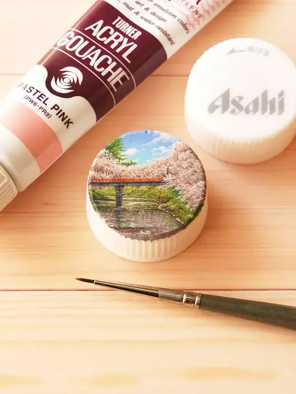 ペットボトルの蓋に描かれた『満開の桜』　リアルな春の風景に「ひと足早いお花見」「とてもきれい」