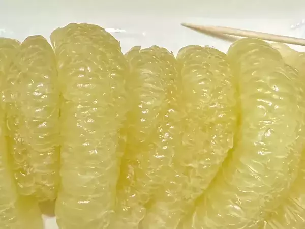 「この発想はなかった」　夫が剥いた柑橘の姿に、11万人がいいね！