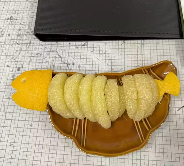 「この発想はなかった」　夫が剥いた柑橘の姿に、11万人がいいね！