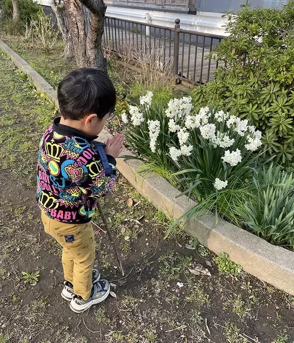 咲いている花に手を合わせる4歳児　素敵すぎる『理由』に「人生何度目ですか？」「大人も見習うべき」