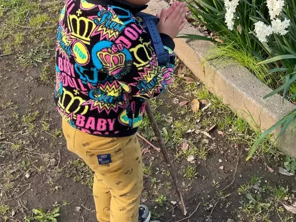 咲いている花に手を合わせる4歳児　素敵すぎる『理由』に「人生何度目ですか？」「大人も見習うべき」