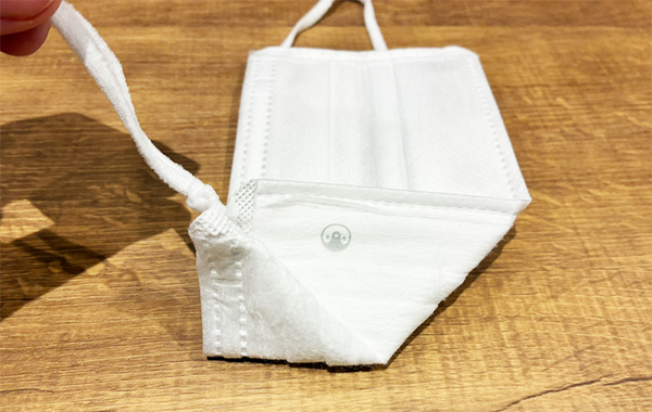 マスクを三角に2回折ると…　ブカブカのマスクを『1分』で手直しする裏ワザに「覚えておいて損なし！」