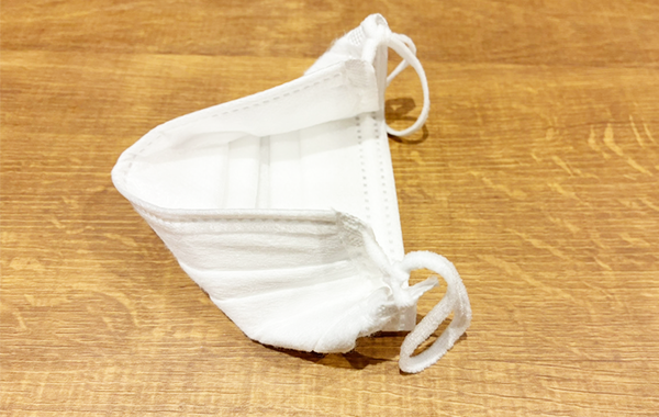 マスクを三角に2回折ると…　ブカブカのマスクを『1分』で手直しする裏ワザに「覚えておいて損なし！」