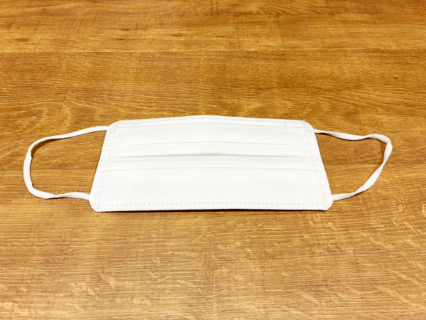 マスクを三角に2回折ると…　ブカブカのマスクを『1分』で手直しする裏ワザに「覚えておいて損なし！」