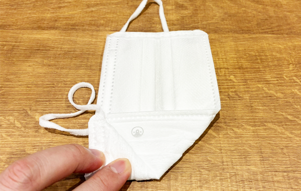 マスクを三角に2回折ると…　ブカブカのマスクを『1分』で手直しする裏ワザに「覚えておいて損なし！」