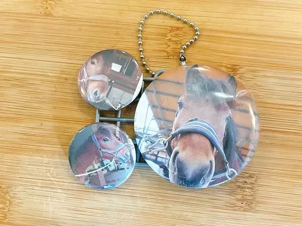 収納に使わない！　『小さなワイヤーネット』をカバンにつけると…「穴の心配なし」