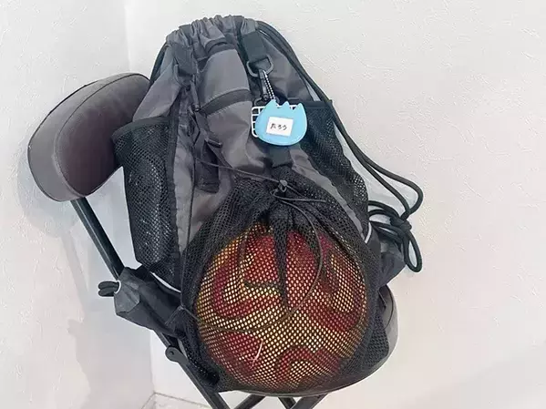 収納に使わない！　『小さなワイヤーネット』をカバンにつけると…「穴の心配なし」