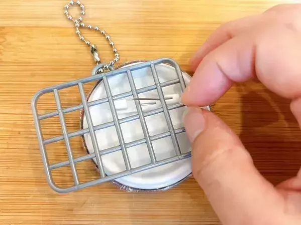 収納に使わない！　『小さなワイヤーネット』をカバンにつけると…「穴の心配なし」