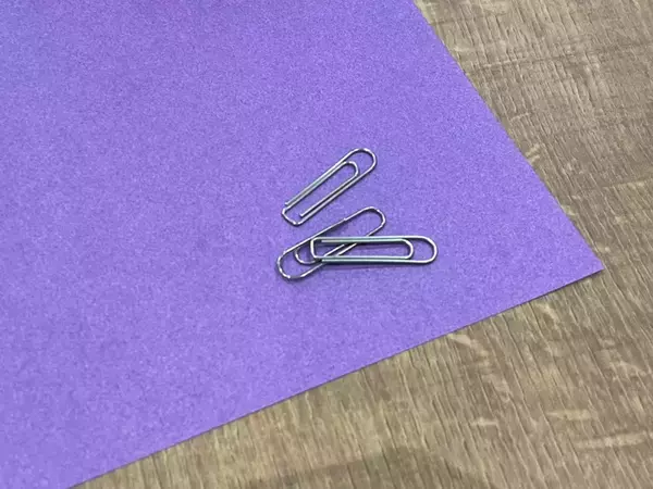 作業時間は5分ほど！　折り紙1枚で事務用のクリップを『おしゃれ』に見せる作り方