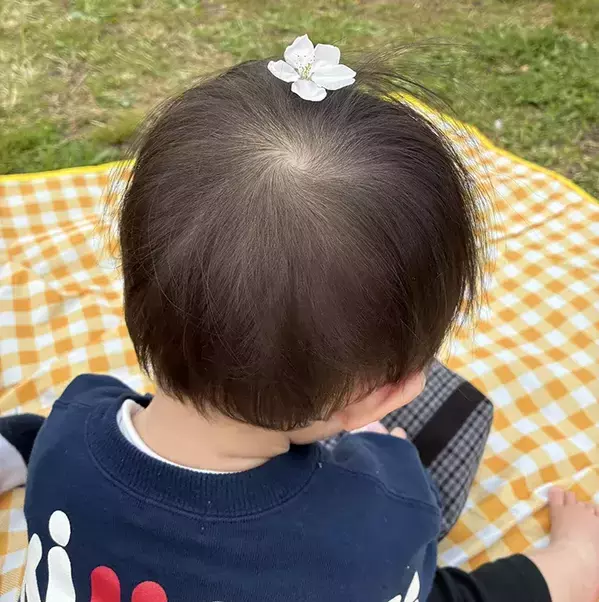 0歳児の頭に落ちてきたのは…『奇跡の着地』に「かわいすぎ」「選ばれたのかな」