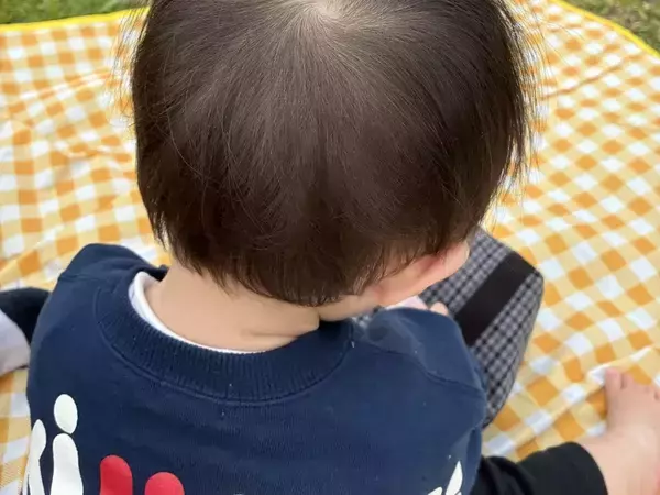 0歳児の頭に落ちてきたのは…『奇跡の着地』に「かわいすぎ」「選ばれたのかな」